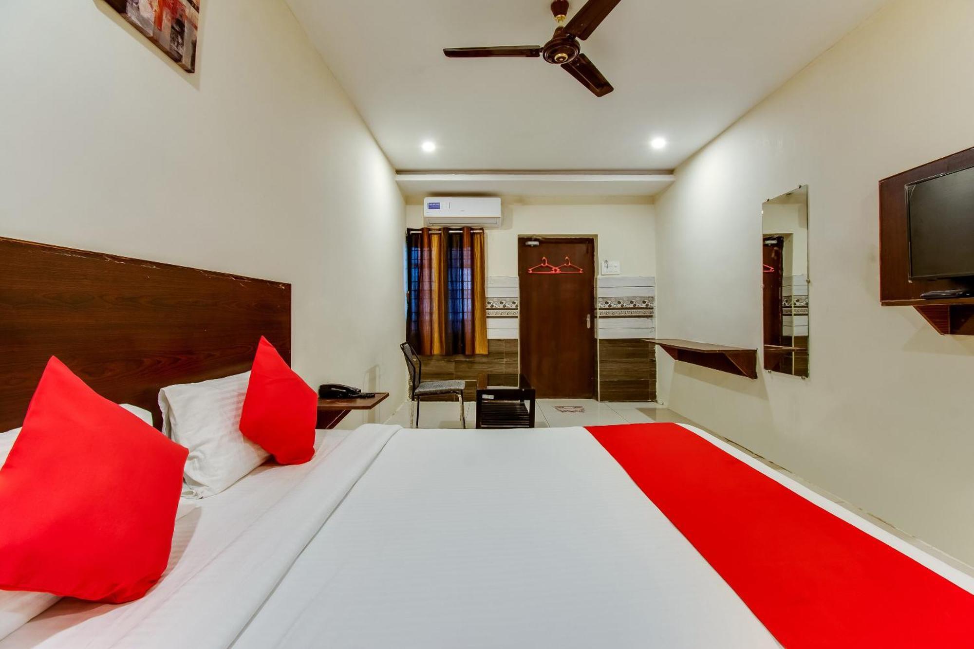 Oyo Akshaya Nest Hotel Vijayawada Bagian luar foto