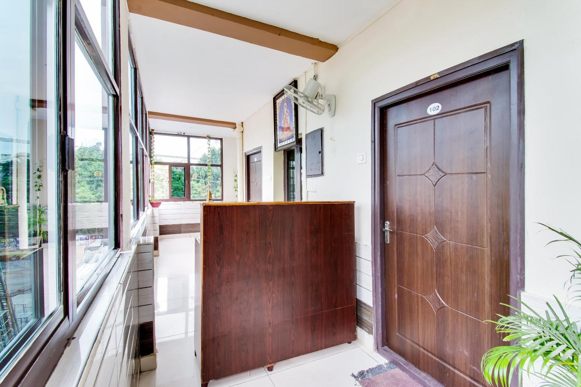 Oyo Akshaya Nest Hotel Vijayawada Bagian luar foto